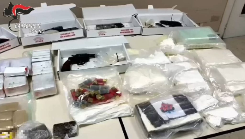 Maxi sequestro di armi e droga nel Torinese: arrestati due individui. Guarda il video!