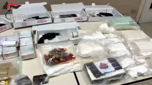Maxi sequestro di armi e droga nel Torinese: arrestati due individui. Guarda il video!