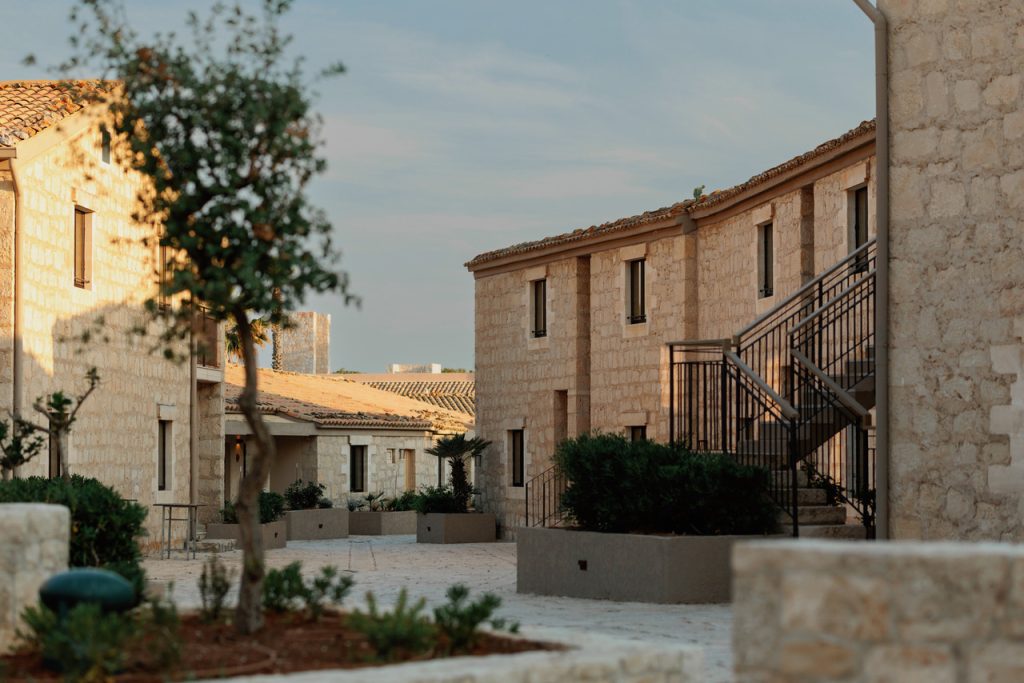 Mangia’s presenta “Costa Ragusa”: grande investimento in Sicilia per un futuro sostenibile.