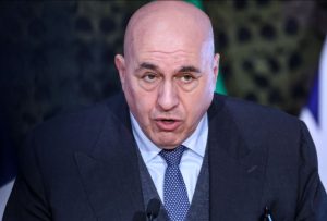 Crosetto: Italia avanza nella Difesa, legame profondo con gli USA, ma Trump resta un mistero.