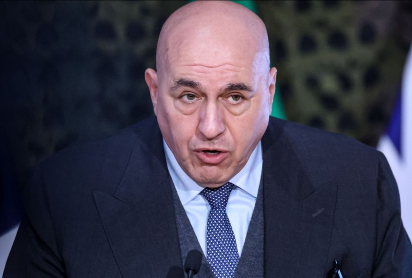 Crosetto: Italia avanza nella Difesa, legame profondo con gli USA, ma Trump resta un mistero.