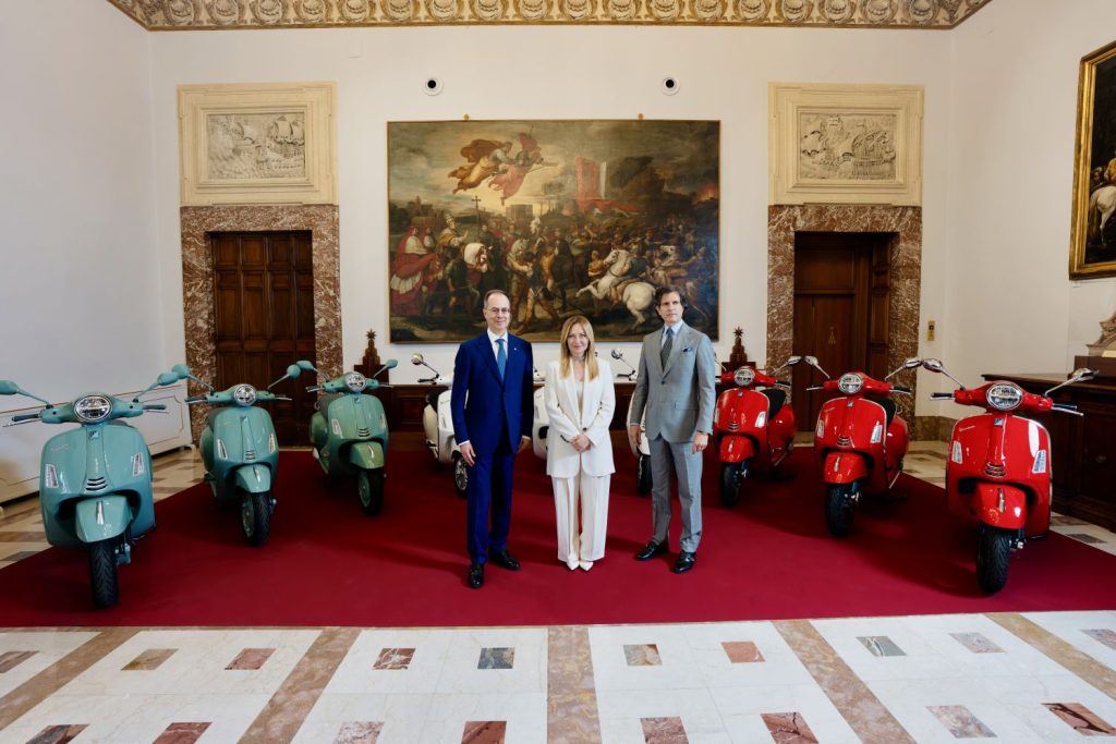 Meloni celebra gli 80 anni della Vespa con i vertici Piaggio, simbolo dell’Italia.