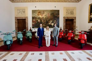 Meloni celebra gli 80 anni della Vespa con i vertici Piaggio, simbolo dell’Italia.
