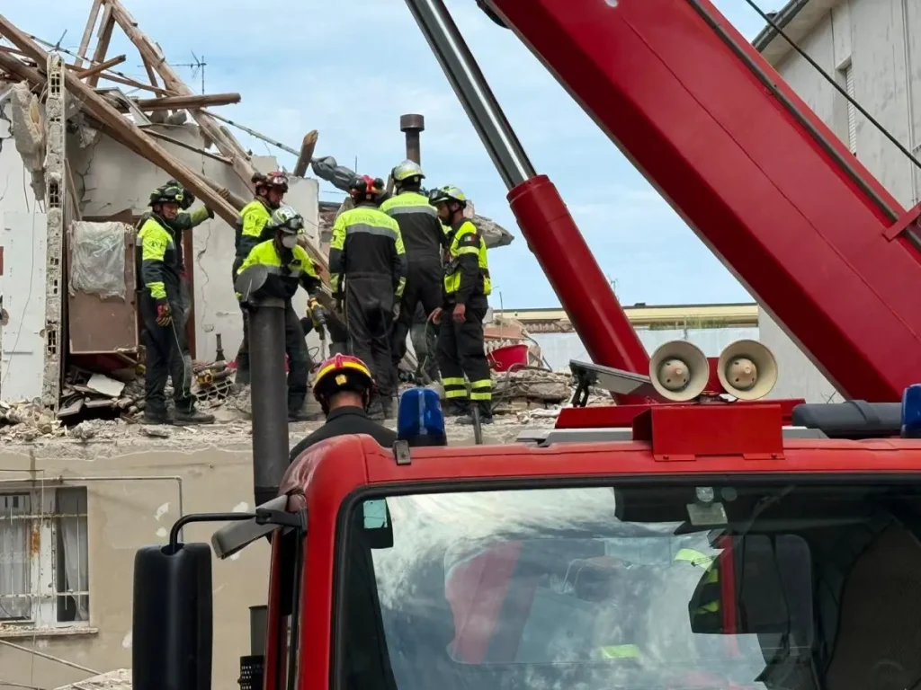 Porto Sant’Elpidio: intervento della squadra Usar Emilia-Romagna dopo il crollo.
