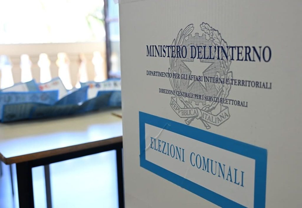 Ballottaggi nei 42 Comuni: sfide decisive in 6 capoluoghi questa domenica e lunedì.