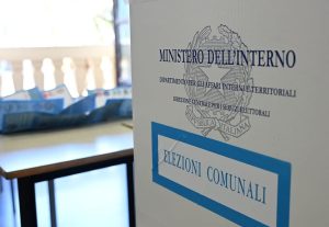 Ballottaggi nei 42 Comuni: sfide decisive in 6 capoluoghi questa domenica e lunedì.