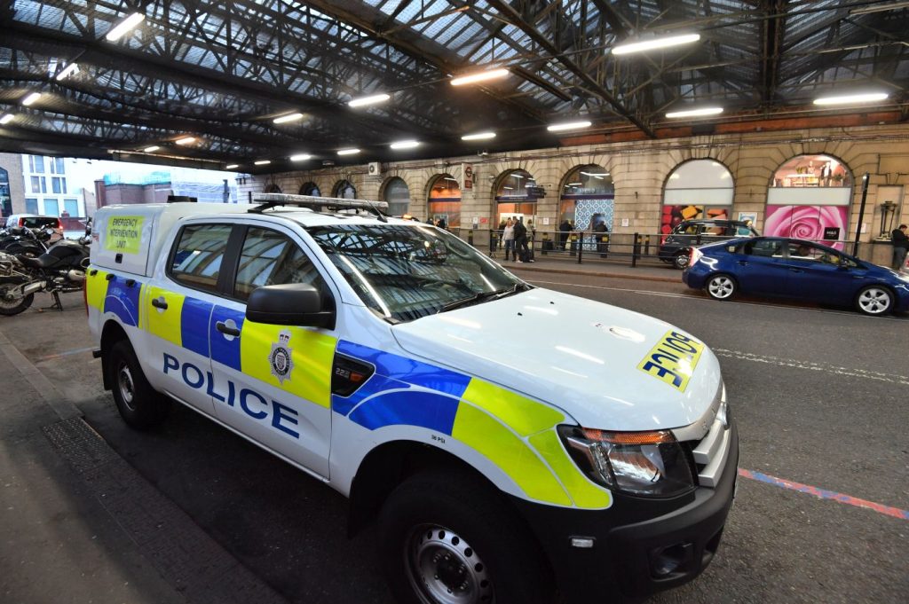 Tragico incidente tra treni a nord di Londra: un morto e numerosi feriti.
