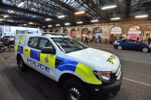 Tragico incidente tra treni a nord di Londra: un morto e numerosi feriti.