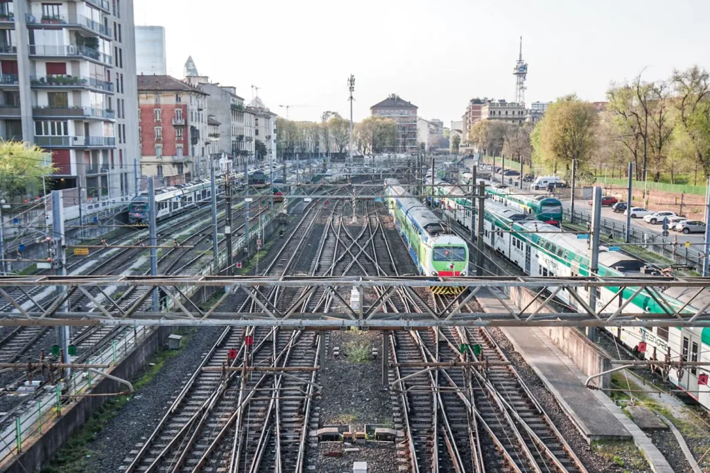 Treno regionale a Milano: passeggeri bloccati per tre ore senza aria condizionata.