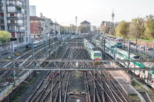 Treno regionale a Milano: passeggeri bloccati per tre ore senza aria condizionata.