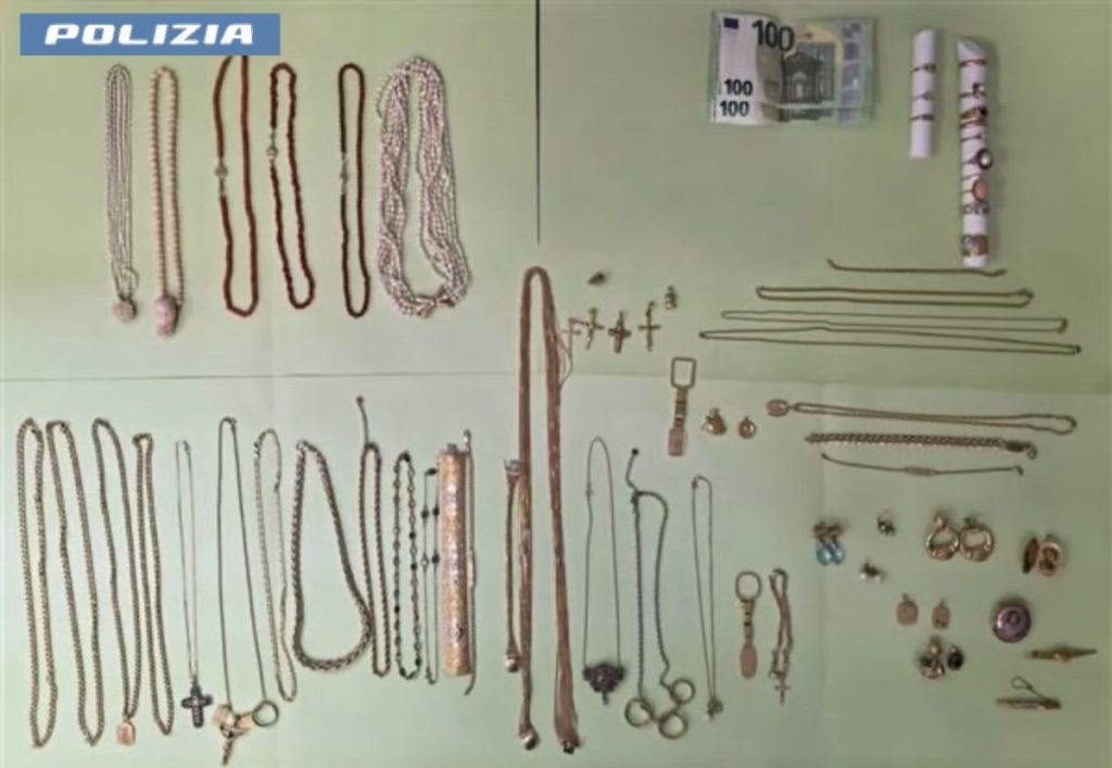 Falsa truffa carabinieri: tre arresti sull’A1 con gioielli e contanti sequestrati.