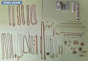 Falsa truffa carabinieri: tre arresti sull’A1 con gioielli e contanti sequestrati.
