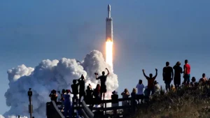 Valutazione SpaceX raggiunge 2.6 trilioni, superando brevemente Amazon nel mercato.
