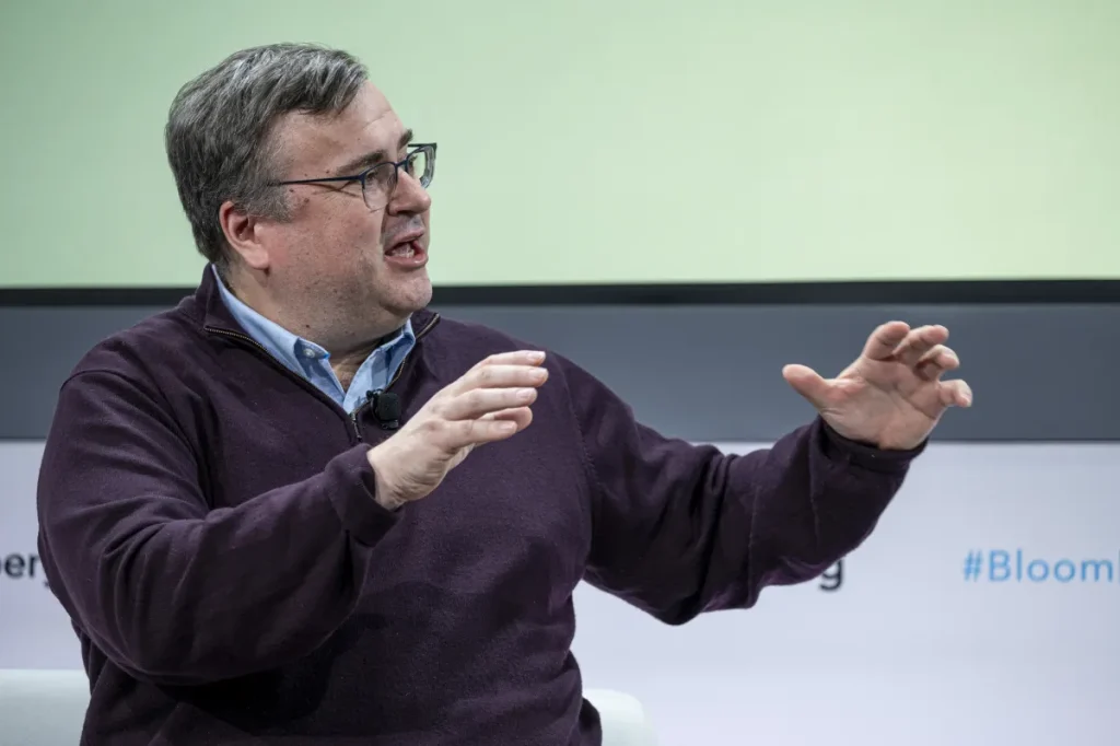 Reid Hoffman lascia il consiglio di Microsoft per dedicarsi alla startup Manus.