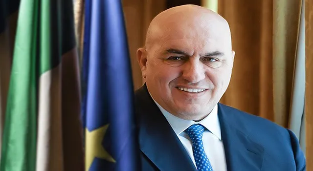 Conte accusa Crosetto: spese militari crescono, fondi a scuola e sanità diminuiscono. Ministro replica.