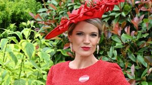 Charlotte Hawkins sfoggia un look in rosso pomodoro al Royal Ascot: eleganza e stile.