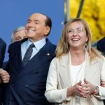 Meloni omaggia Berlusconi a tre anni dalla scomparsa: “Il nostro percorso continua insieme”.