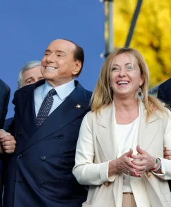 Meloni omaggia Berlusconi a tre anni dalla scomparsa: “Il nostro percorso continua insieme”.