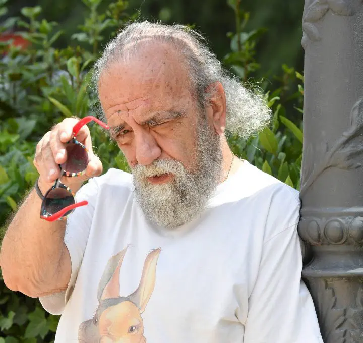 Giobbe Covatta festeggia 70 anni e torna in scena tra applausi e emozioni