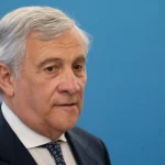 Tajani: “Inaccettabili le offese a Meloni, ma i legami con gli USA devono rimanere saldi.”