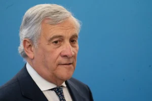 Tajani: “Sempre a testa alta, mai in ginocchio da Trump.”