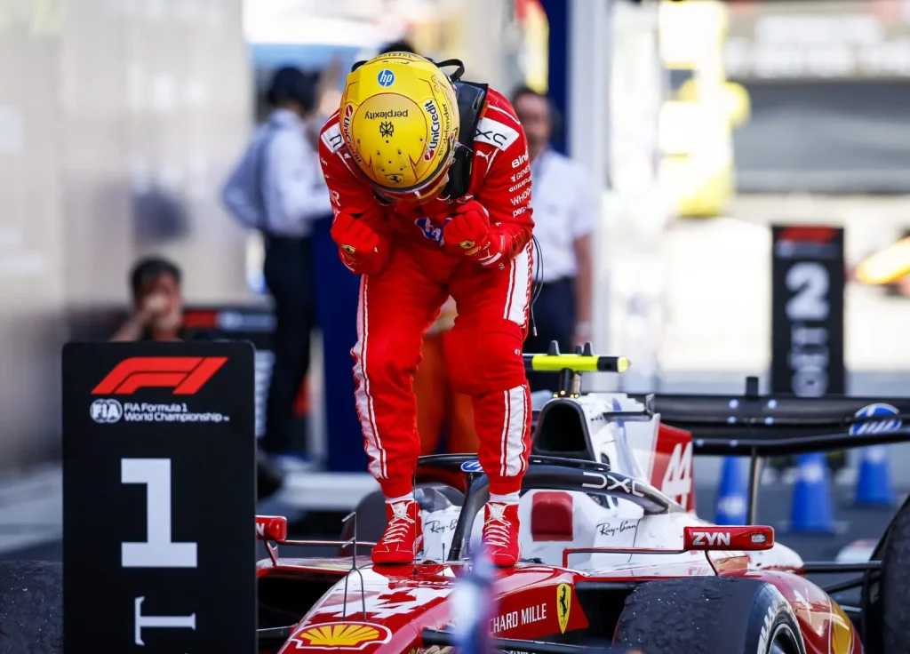 Ferrari in trionfo: Hamilton domina a Barcellona, ritiri di Antonelli e Leclerc.