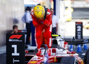 Ferrari in trionfo: Hamilton domina a Barcellona, ritiri di Antonelli e Leclerc.