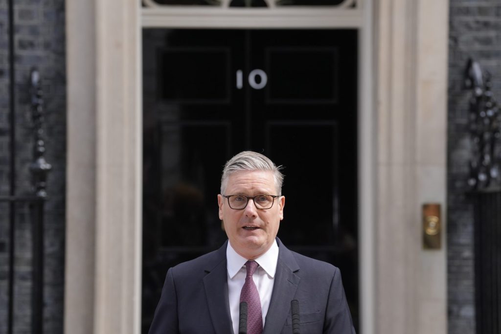 Keir Starmer si dimette da premier britannico: “Priorità al Paese”