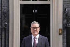 Keir Starmer si dimette da premier britannico: “Priorità al Paese”