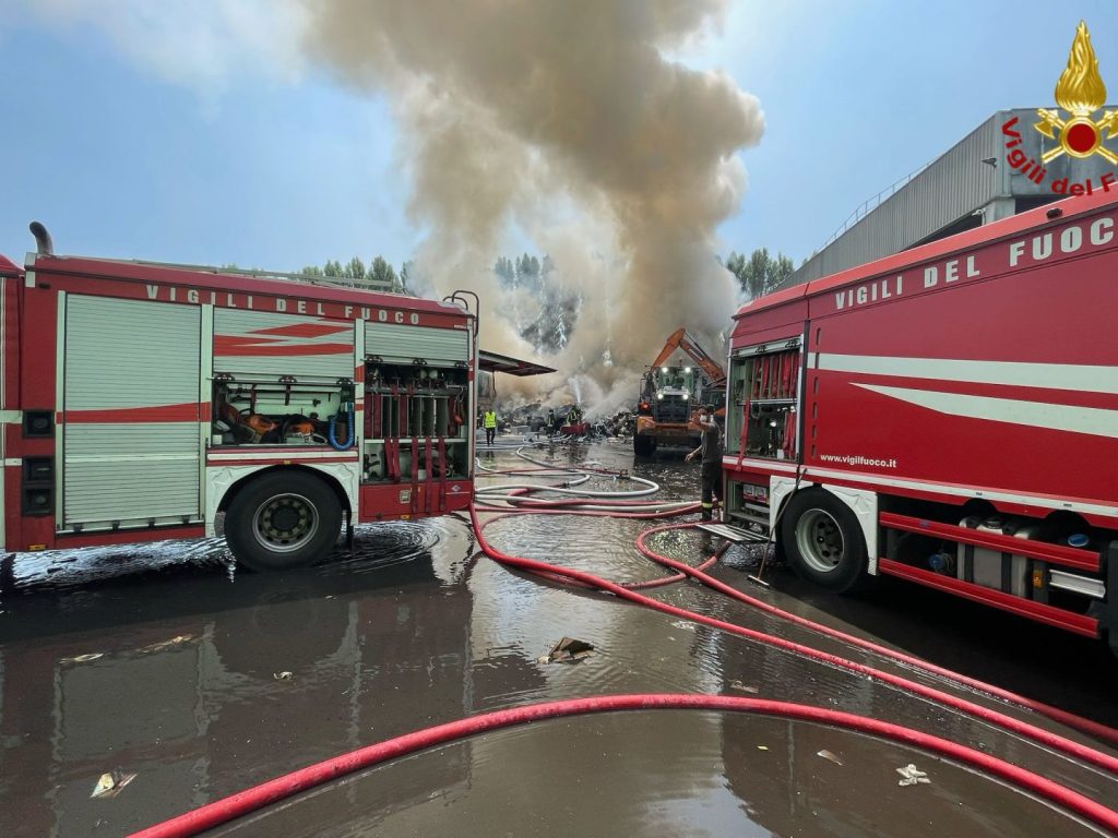 Incendio su piattaforma ecologica vicino Milano: nessun ferito, guarda il video esclusivo!