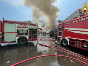 Incendio su piattaforma ecologica vicino Milano: nessun ferito, guarda il video esclusivo!