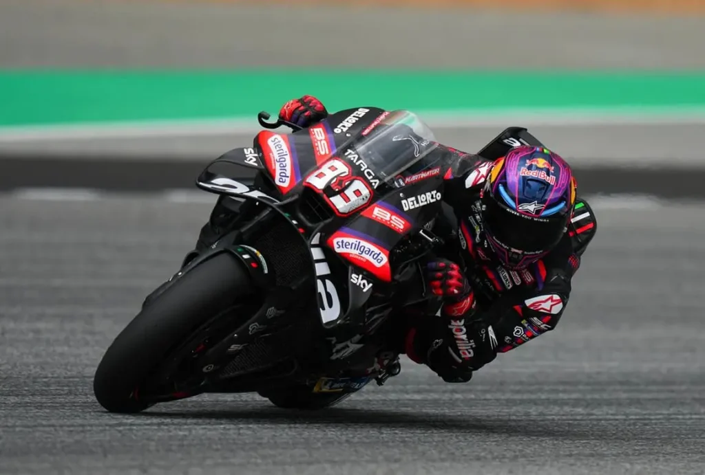 Martin conquista la pole ad Assen, seguito da Ogura e Bezzecchi. Emozioni in pista!
