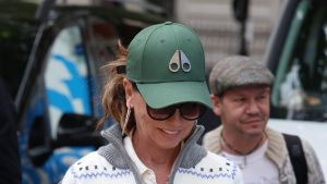 Shania Twain’s stylish half-zip jumper and jeans: the perfect outfit for transitional weather.