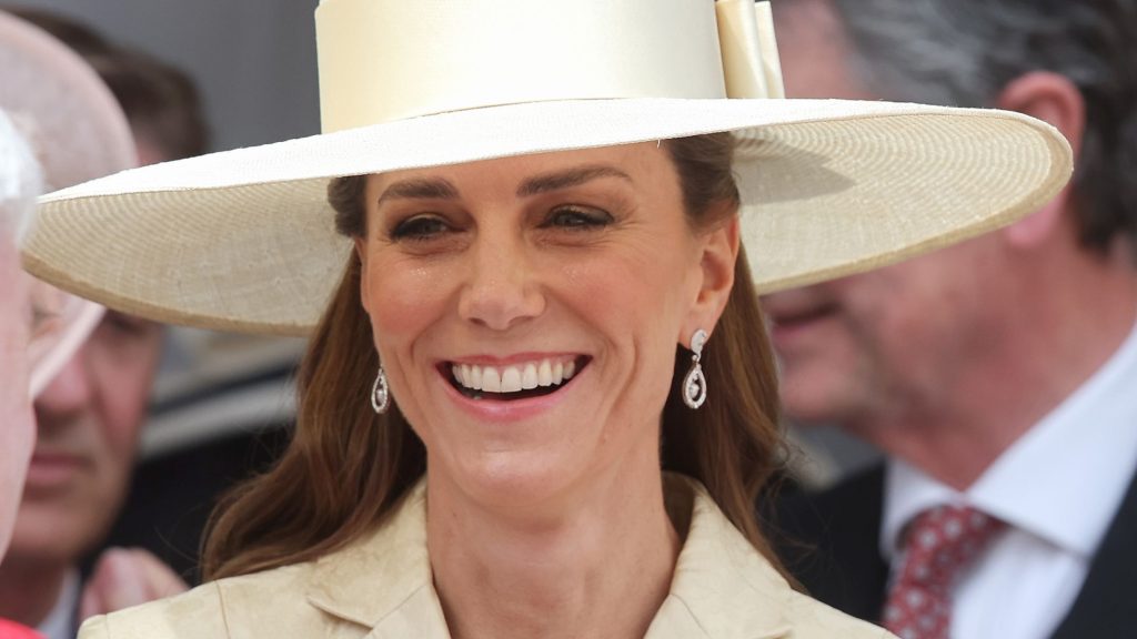 Kate Middleton indossa un gioiello significativo per Garter Day, omaggio ai genitori Carole e Michael.