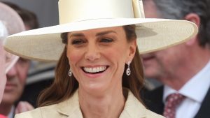 Kate Middleton indossa un gioiello significativo per Garter Day, omaggio ai genitori Carole e Michael.