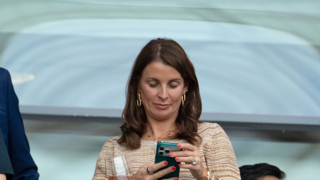 Coleen Rooney dimostra perché i jeans dritti rimangono sempre una scelta trendy e affascinante.