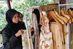 Donne unite in Java: salvare i gibboni con tessuti ispirati alla foresta.