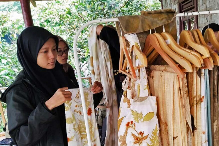 Donne unite in Java: salvare i gibboni con tessuti ispirati alla foresta.