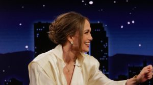 Jennifer Lopez indossa orecchini di un marchio britannico economico, ancora disponibili!