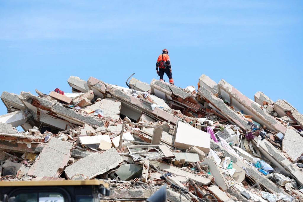 Terremoto in Venezuela: 100 espulsi dagli USA intrappolati tra le macerie a La Guaira.