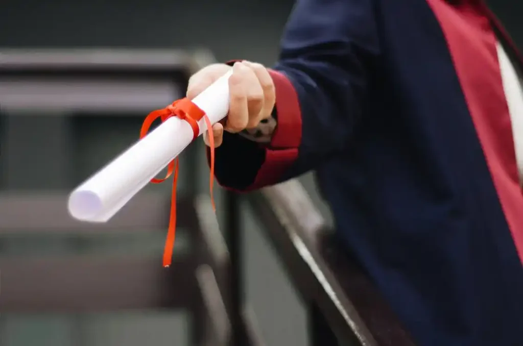 Italiani altamente qualificati, ma pochi produttivi dopo la laurea: 1,3 milioni di talenti all’estero.