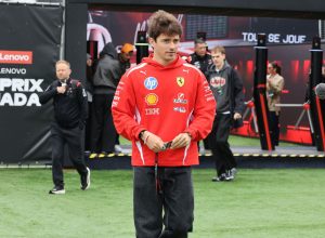 F1: Ferrari conferma il rinnovo di contratto per Leclerc, un futuro ancora insieme.