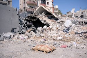 Raid israeliani in Libano causano 16 morti, l’Iran blocca lo stretto di Hormuz.