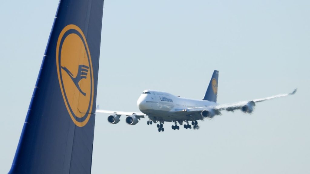 Incidente all’aeroporto di Francoforte: carrello Boeing collassa, feriti alcuni dipendenti.