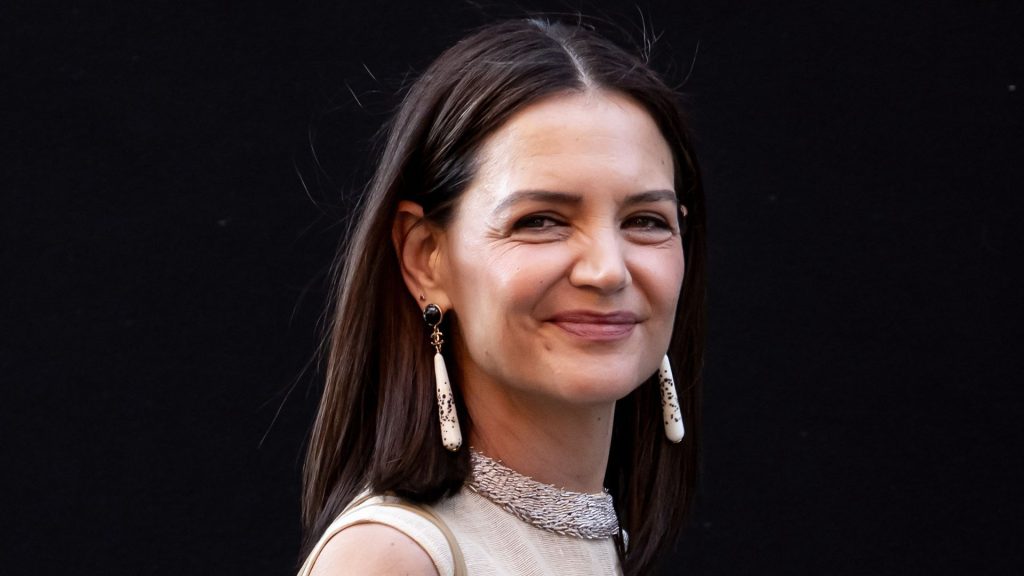 Katie Holmes approva i flip-flop con supporto ortopedico preferiti da Jennifer Aniston.