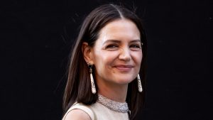 Katie Holmes approva i flip-flop con supporto ortopedico preferiti da Jennifer Aniston.