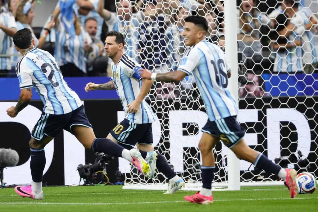 Messi guida l’Argentina ai sedicesimi con due gol e diventa il miglior marcatore mondiale.