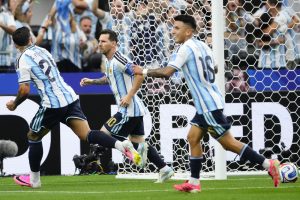 Messi guida l’Argentina ai sedicesimi con due gol e diventa il miglior marcatore mondiale.