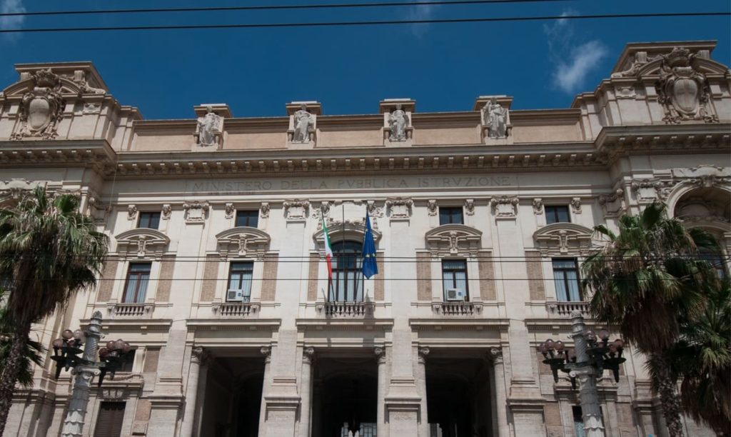 Il Consiglio di Classe sotto esame: polemica per lo striscione ‘Italia agli italiani’ a Cesena