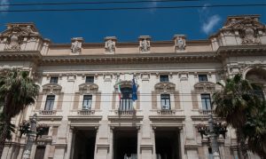Il Consiglio di Classe sotto esame: polemica per lo striscione ‘Italia agli italiani’ a Cesena
